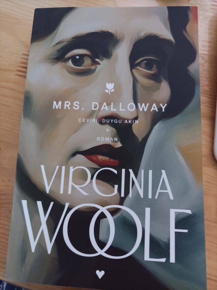 yeni yılın en cüretkâr hediyesi. mrs. dalloway'i ilk elime aldığımda bu kitabı çevirmenin (kaç kez çevrilirse çevrilsin) bir cüret meselesi olduğunu düşünmüştüm çünkü. tüm yoğunluğuna karşın asla nezaketi elden bırakmayan <a href="/duygu_akin/">Duygu Akin 📚</a> hanıma müteşekkirim, merakla okuyacağım.