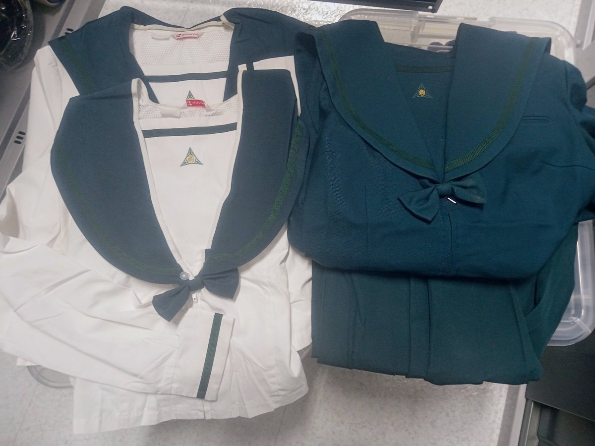 今年購入させていただいた最後の制服です。一度手放してしまったのですが今回は大丈夫でしょう。

皆様どうぞよいお年をお迎えください。