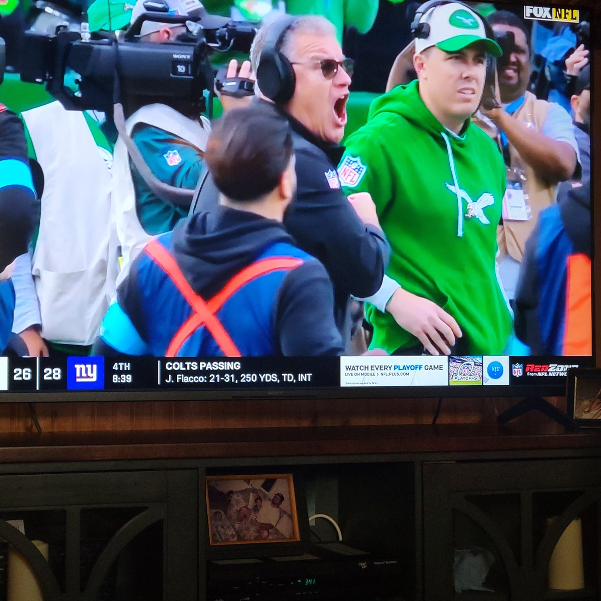 ferris316's tweet image. Jeff Stoutland University 
#SEQUON
#RuntheDammBall 💚