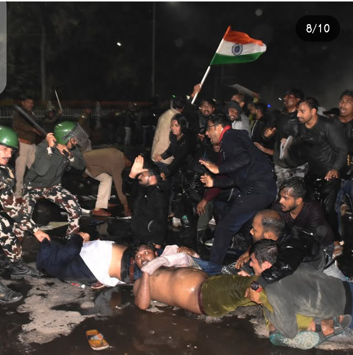 ImGLK's tweet photo. This is a proof of how much brutality a government can commit against its own people....This is what you have done to the BPSC's protest Aspirants today. You will also feel the pain of these children's injuries in the upcoming elections....!!!!
 
#patnaprotest @NitishKumar https://t.co/oOcYfTdwEa