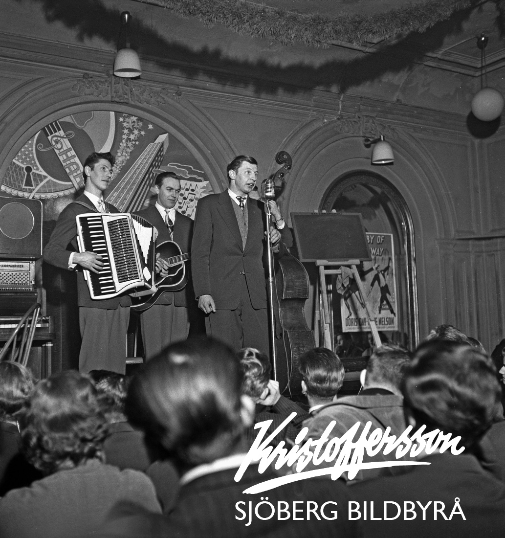Sjobergbild's tweet photo. Minns Gösta Nordgren. Född 30 december 1926. Han slog igenom 1952 i Hylands radioprogram Karusellen och orsakade vad som än idag kallas för "Snoddasfeber".
Ur mitt klipparkiv, en Snoddas-berättelse.
#Arbrå #Sångare #feber #musik #flottarkärlek #Nalen https://t.co/WGAPsqrg7N
