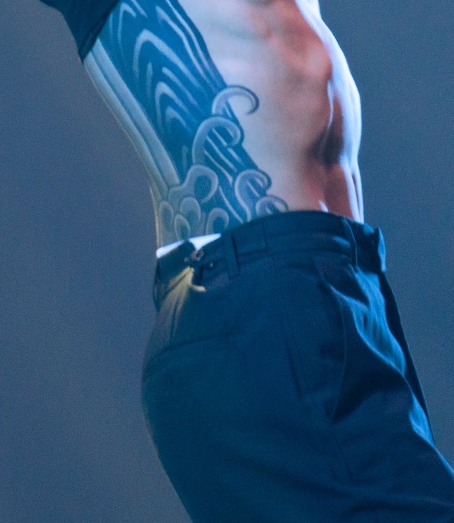 vivir_you's tweet image. 허리가….단추 뒤에 꽂은거 미치겠네😇🫠