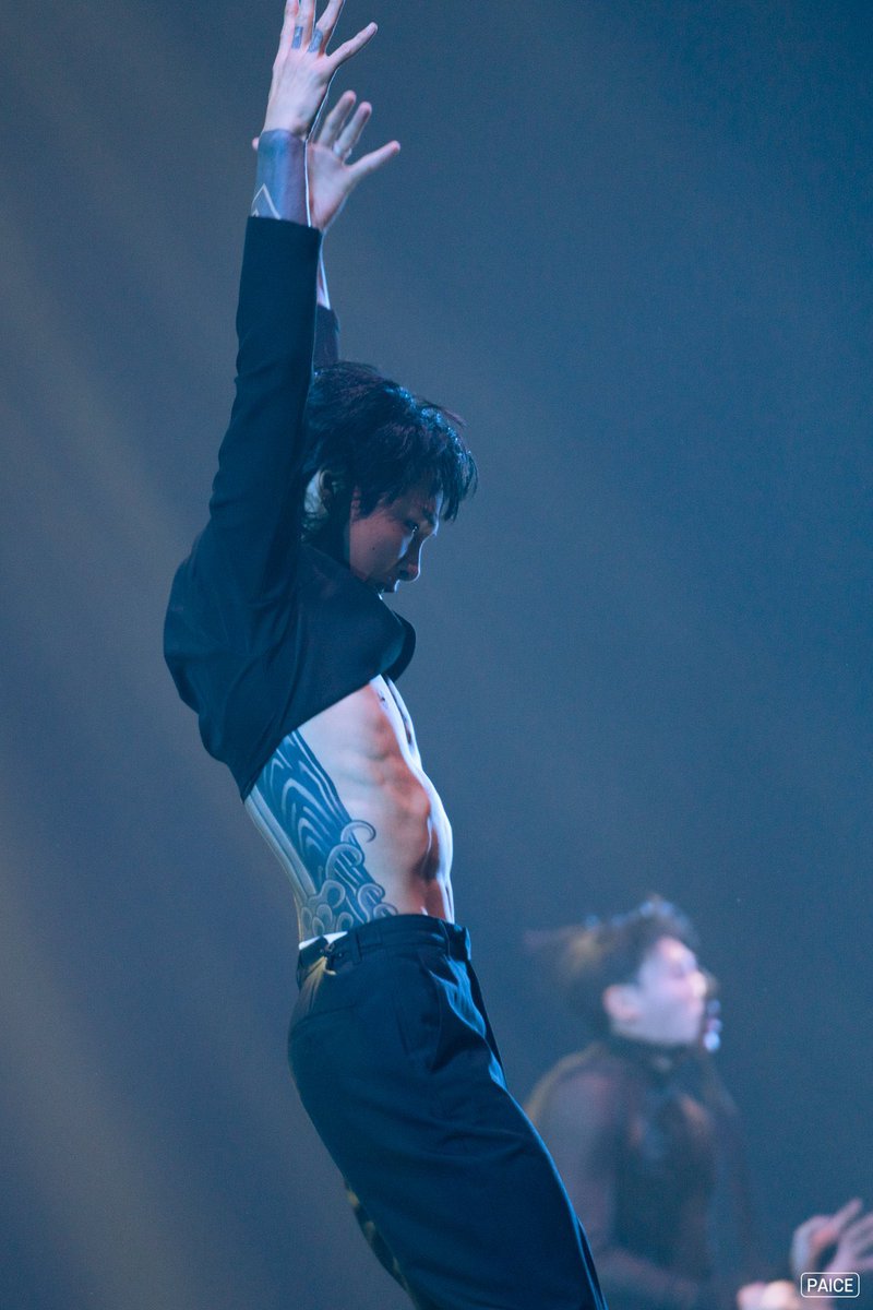 vivir_you's tweet image. 허리가….단추 뒤에 꽂은거 미치겠네😇🫠