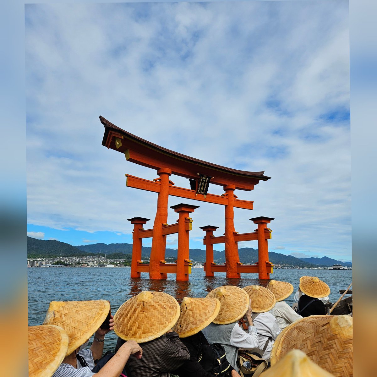 ayana128's tweet photo. 今年の思い出今年のうちに…！
10月に行った広島その1🍁宮島とても良かったです！満潮時にしか出ない「ろかい舟」で��居くぐれたの嬉しかった😊 https://t.co/TIJ6BXoebV
