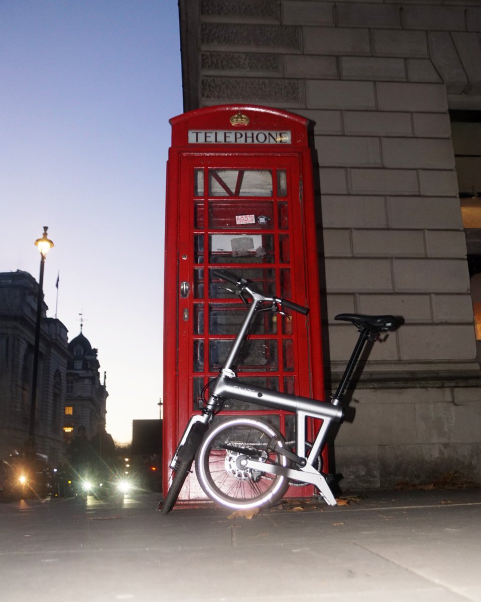 What's more iconic than a red telephone box in London? A red telephone box with a FLIT M2! We'd say that they make a pretty iconic duo. 

Make sure to tag us in any iconic pictures that you take with your FLIT M2. We'd love to see where your bike takes you 🙌