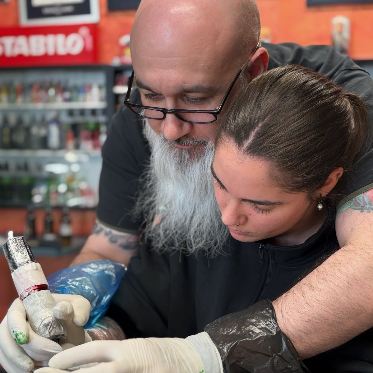 AlleTattoo's tweet photo. Oggi come #apprendista ho avuto una ragazza che viene da #sandiego #california @nikypiancastelli
È veramente molto importante per me cercare di trasmettere quello che so alle nuove generazioni tra cultura e passione per il mondo del #tatuaggio
Per info corsi: 3388944626 https://t.co/xEuZJGK1bU