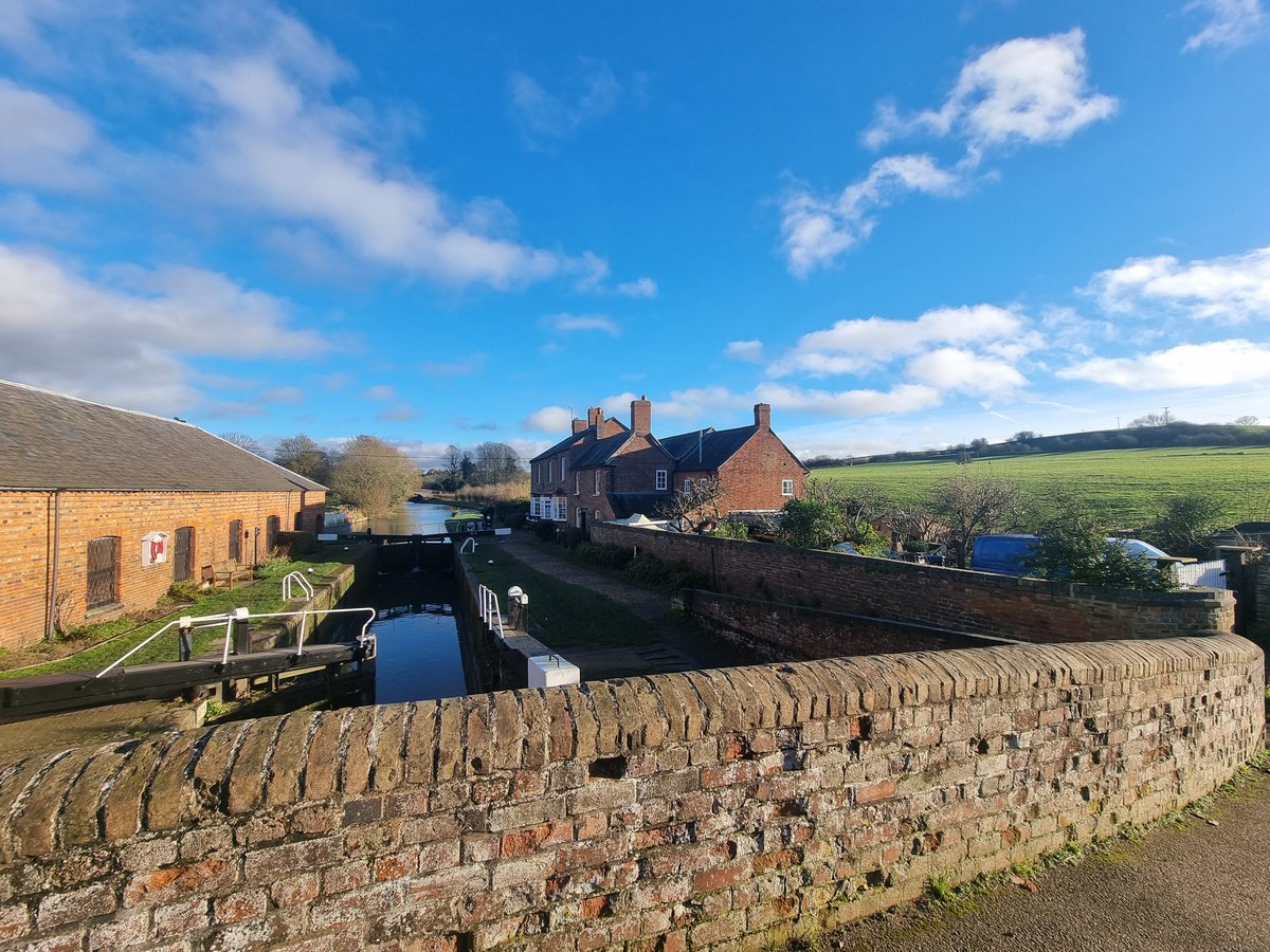 MavisButton's tweet image. Nice circular walk from home down the canal. Spectacular countryside views on a nice bright day. #Braunston