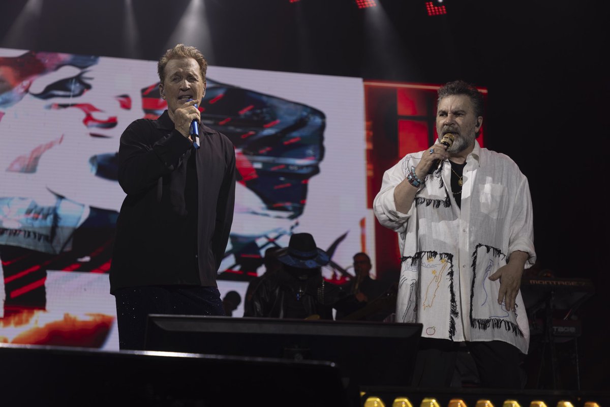 Con broche de oro cerramos las #PosadasDelJaguar!

<a href="/EmmanuelOficial/">Emmanuel</a> y <a href="/MijaresOficial/">Mijares</a> estaban encantados con la energía del público campechano, que cantó y bailó sus éxitos; hubieron muchos felices premiados con las rifas, regalos, dinámicas y Paloly Abreu fue la ganadora del