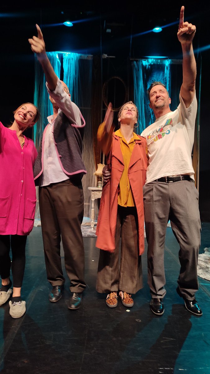 Y terminé mi periplo teatral del año con muchas risas. Cuatro cómicos brutales para una típica obra de enredo, "Una hermana para tres hermanos", con la que olvidarte de las miserias de la vida durante una hora y media. A veces no hace falta nada más. <a href="/TeatrosLuchana/">Teatros Luchana</a>