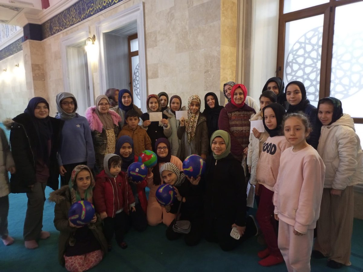 Bu hafta pazar sabah namazında okulumuz öğrencilerinden birine cami imamızın bisiklet hediyesi oldu. Namaza iştirak eden diğer çocuklarımıza 6 top 5 harçlık zarfı hediye edildi.Her pazar sabah namazı devam edecektir.
<a href="/Osmangazi_MEM/">Osmangazi İlçe Milli Eğitim Müdürlüğü</a> <a href="/bursailmem16/">Bursa İl Millî Eğitim Müdürlüğü</a> <a href="/Muhammedkartav/">Muhammed</a> <a href="/meb_dinogretimi/">MEB Din Öğretimi Genel Müdürlüğü</a>