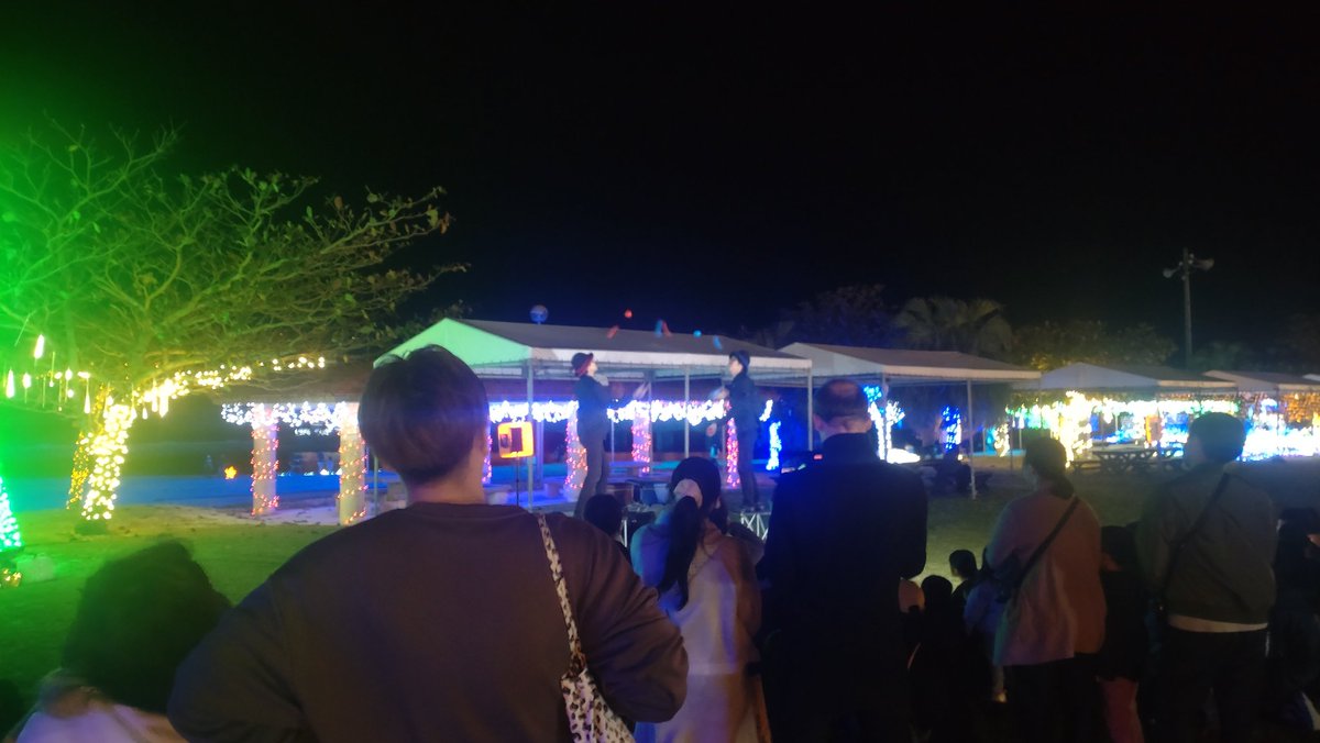 stm_mercer's tweet photo. 今日も糸満ピースフルイルミネーションにて大道芸。
ぐるっちーのお2人と一緒でした。

暗い中お付き合い頂いた皆様、ありがとうございました。

明日も同じく糸満ピースフルイルミネーション。
今年最後の大道芸。
お時間ある方はぜひー https://t.co/YgUog9mskA