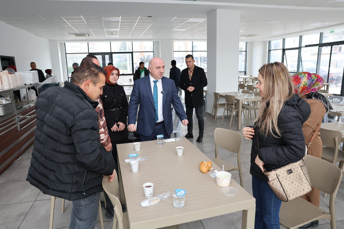 muzafferbiyik's tweet photo. İlçemizde yaşanan doğalgaz sorununun ilk anından itibaren, canhıraş bir çalışmanın içerisindeyiz.

Palgaz ekipleri bir yandan daireleri tek tek ziyaret ederek gaz arzını karşılarken bir yandan da hemşehrilerimizin mağduriyetini gidermek adına koordinasyon merkezimizdeki çalışmalar devam ediyor.

Bizde koordinasyon merkezi olarak belirlediğimiz hizmet kompleksimizi ziyaret ederek yapılan sıcak yemek desteği ve mevcut durum hakkında bilgiler aldık.

Tüp ve elektrikli soba konusunda ekiplerimiz gerekli koordinasyonu sağlayarak dağıtımlarına başladılar.

Yaraları hep birlikte sararak mağduriyetleri gidermek için tüm ekiplerimizle canla başla çalışıyoruz.