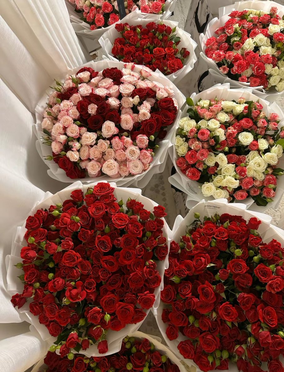i3Moment's tweet photo. Rose bouquets https://t.co/yklMDmkRBy
