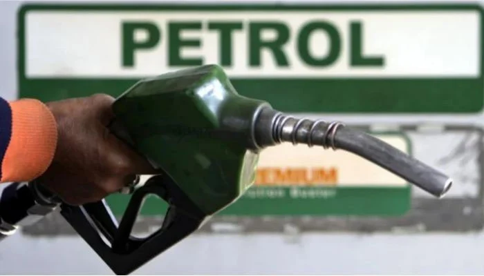 pak_hub_'s tweet image. ⛽️ Fuel Price Update! Petrol prices may drop by ₹2 per liter, while High-Speed Diesel (HSD) prices are likely to rise by ₹3.62 per liter starting January 1, 2025, for two weeks. 🛢️
#FuelPrices #DieselUpdate