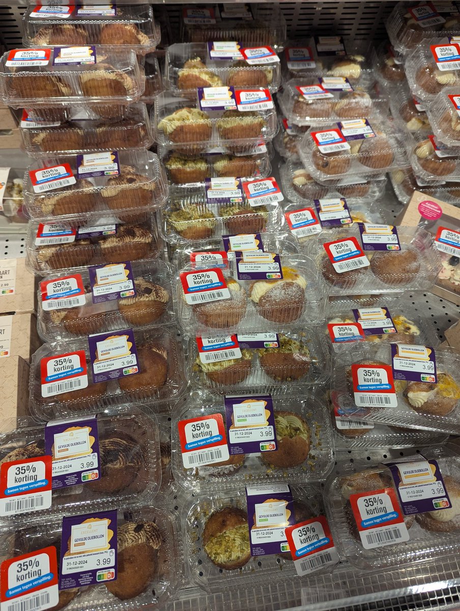 imBenny's tweet photo. Ik geloof dat Nederland nog niet klaar is voor de gevulde oliebollen van de #albertheijn https://t.co/0XbVooR9Kx