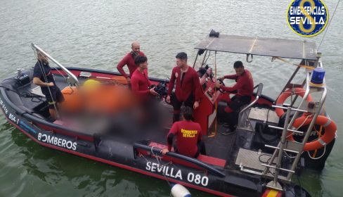 FonsiLoaiza's tweet photo. Se llamaba Mahmoud Bakhum, tenía 43 años y era mantero y vecino de Los Pajaritos. Los bomberos lo rescataron ayer sin vida. Se tiró al río Guadalquivir cuando huía de la Policía Municipal del PP en Sevilla por trabajar. Su único delito: carecer de papeles. Racismo institucional. https://t.co/imU2Gm6P3U