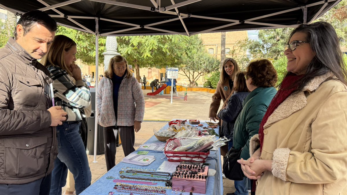 La solidaridad volvió a la Plaza de la Constitución con la Feria de Asociaciones y ONGs. Los días 15 y 29 de diciembre, pudimos disfrutar de estas entidades locales que, durante todo el año, ayudan a mejorar nuestra ciudad en todos las causas sociales en las que están implicadas.