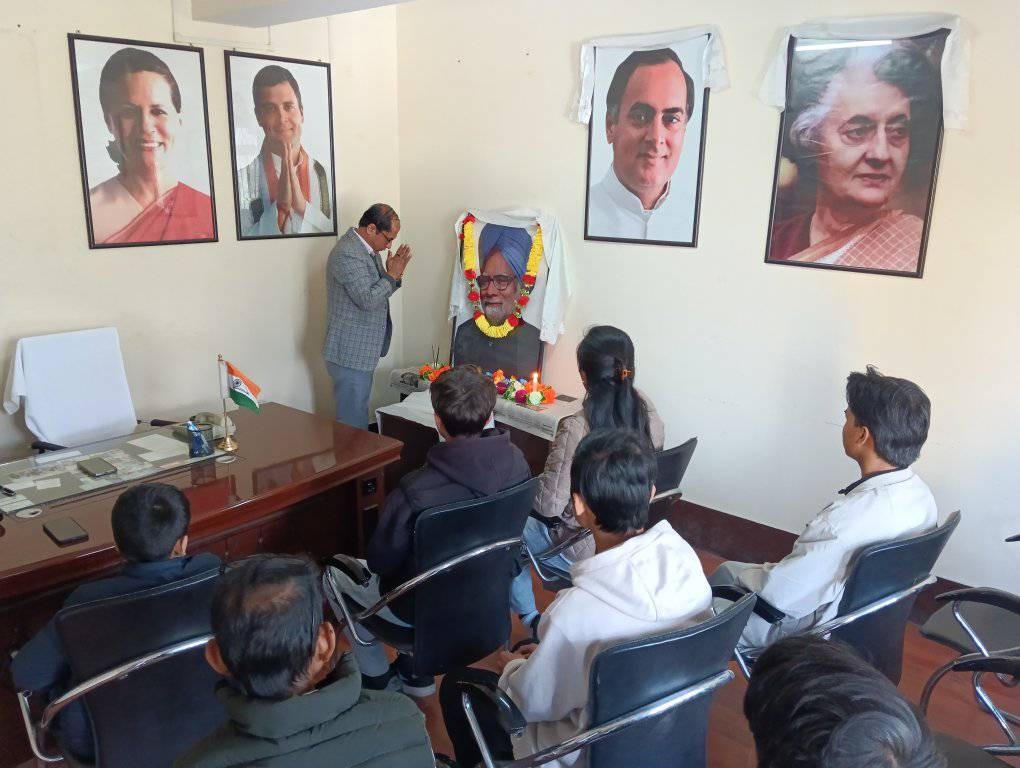 SikkimMedia's tweet image. #Sikkim Pradesh Congress Committee mourns the loss of former PM Dr. Manmohan Singhji in a condolence meeting led by SPCC President Gopal Chettri. #DrManmohanSingh #SPCC
@INCIndia
@INCSikkim