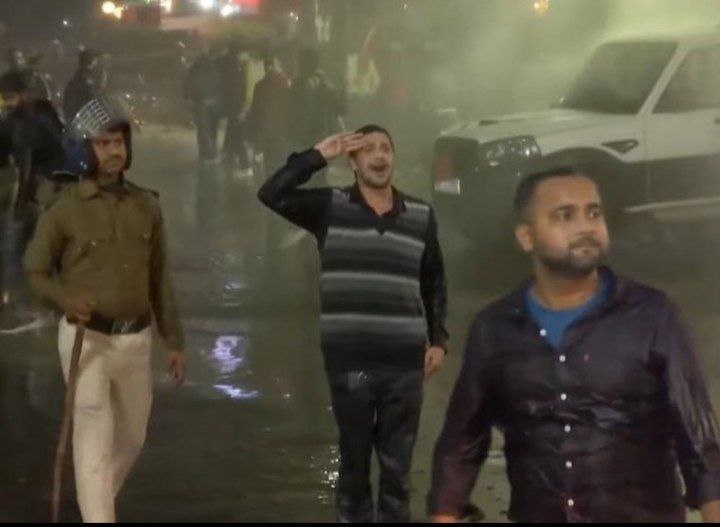 YDV_ARVIND_1919's tweet image. जब कभी भी युवा आंदोलन की बात होगी,तो अमर यादव की यह वीडियो इतिहास के पहले पृष्ठ पर होगी !!🇮🇳

बिहार में जब प्रशासन पानी की बौछार कर रहा था,तब यह युवा उन्हें सैल्यूट मार रहा था...👏

#BPSCStudentsProtest #BPSC_70th 
#BPSCRexamForAll #Reservation 
नीतीश कुमार। गांधी मैदान