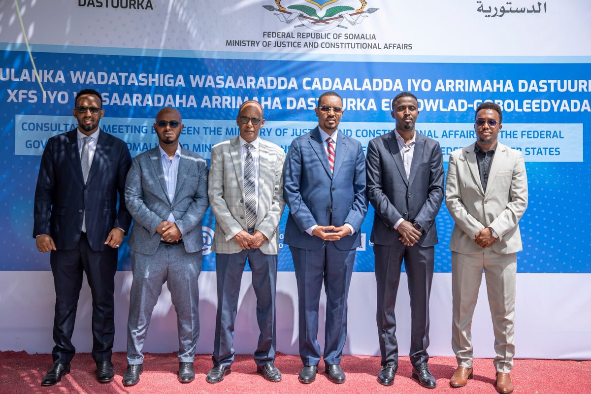 Acting Minister and State Minister of <a href="/MojSomalia/">Ministry of Justice and Constitutional Affairs🇸🇴</a> <a href="/AmbIlyasOmar/">Amb Ilyas Sheikh Omar</a>  along with Deputy Minister Ahmed Abdirahman Hassan, led consultations in Mogadishu with #FMS ’ constitutional ministries, focusing on the review of chapters 5-9 of the constitution &amp; setting priorities for 2024-2025