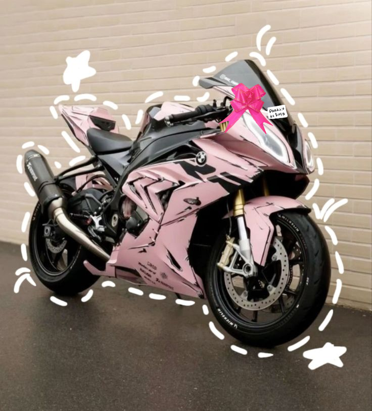 Princess_D1va's tweet photo. <<- Llego al lugar que indicaba el mapa y...

Decir que estaba desconcertada era poco
Tomo aire
Mucho aire.

— Que... Es... Esto... —

No es que le molestara el regalo
Es mas le ponia feliz y aun mas por el hecho de que alguien notara que algo realmente le gustara. https://t.co/EAR3WpefN1