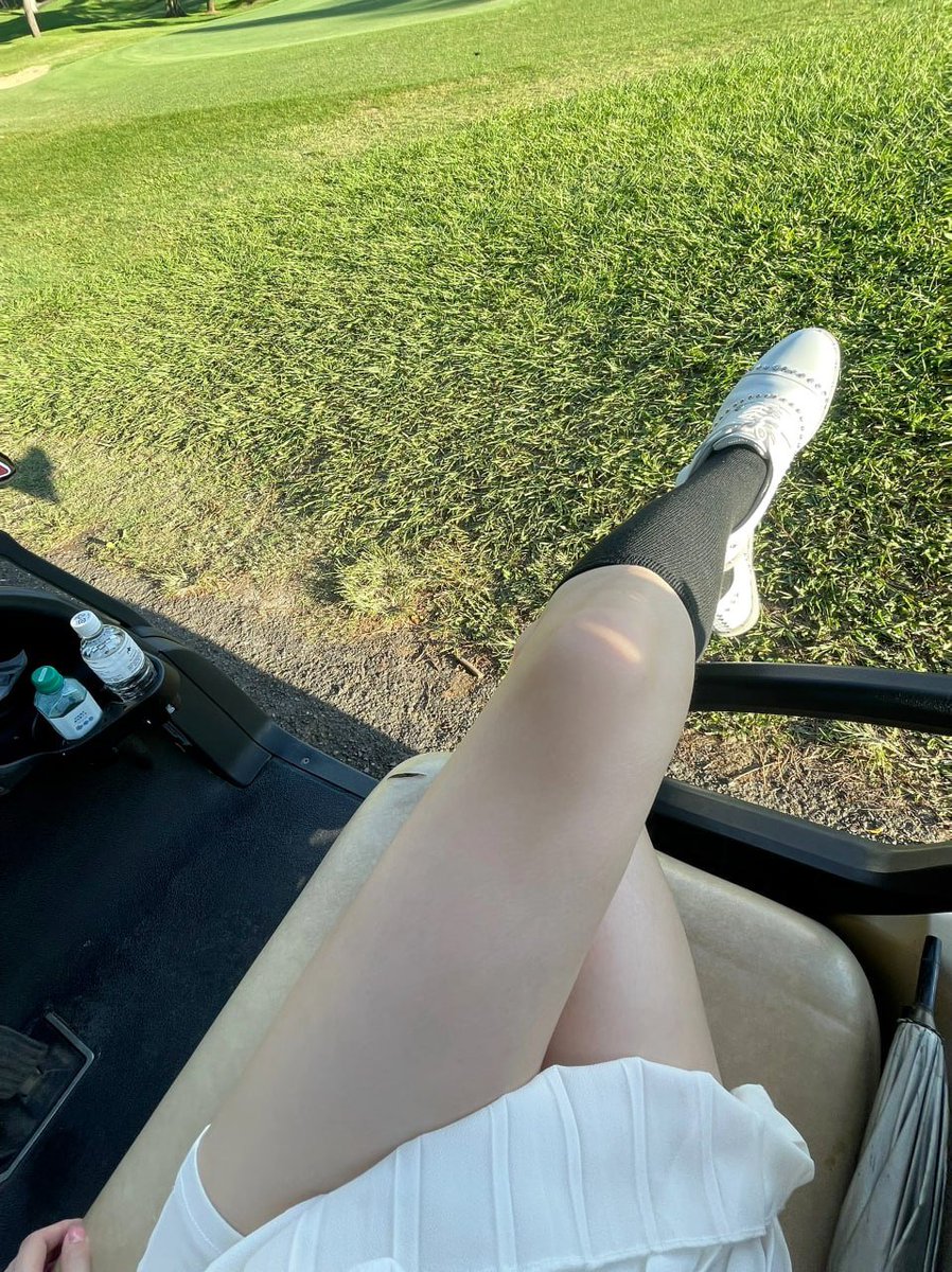Emma161666's tweet photo. 🌿☀️ Green grass and cozy living, it's the perfect combination of sun, grass and relaxation 🕶⛳️. It's so cozy to play golf! 🏌️‍♀️✨ https://t.co/kTZxOeLvCw