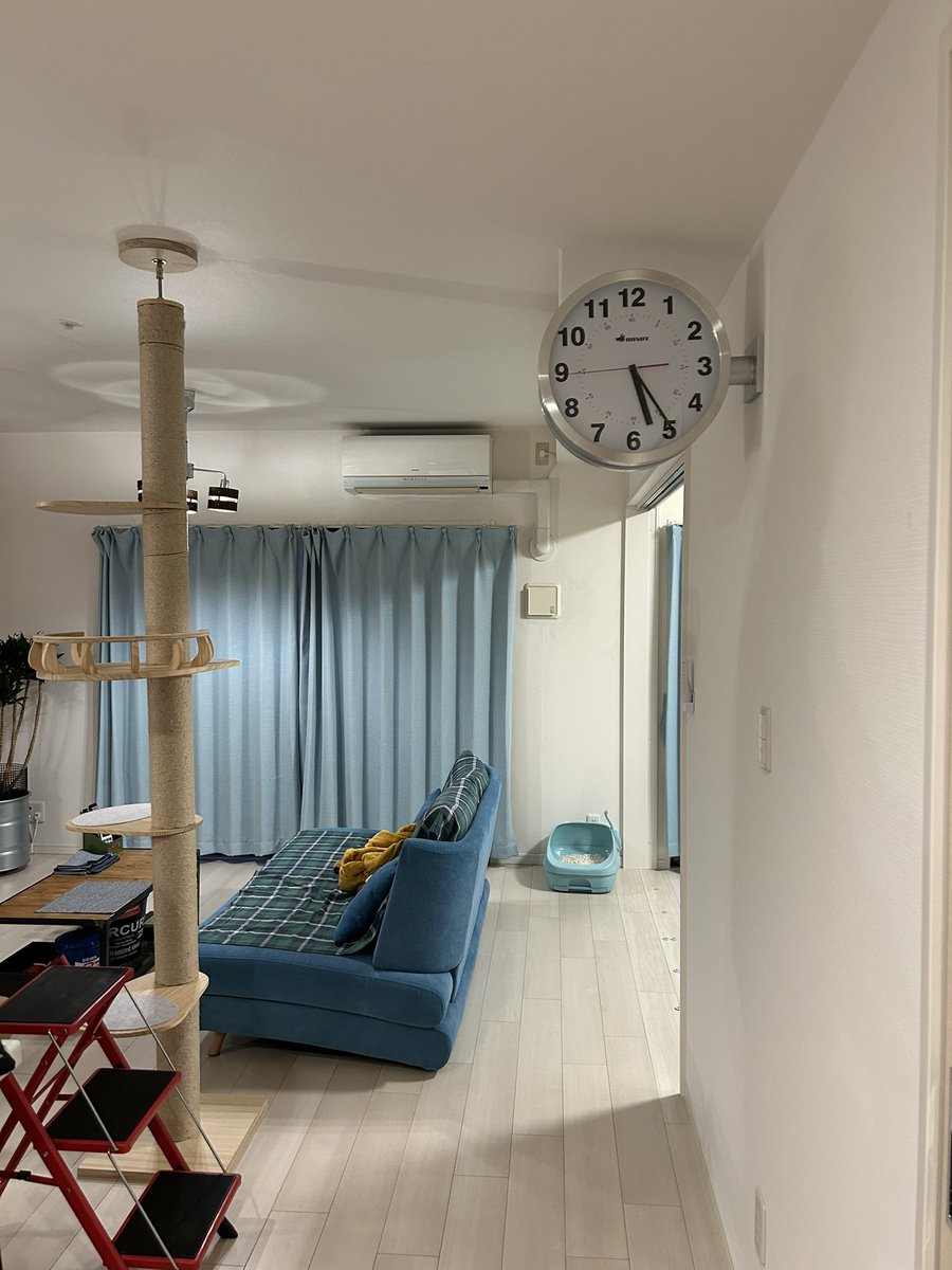 6Yahman's tweet photo. 我が家に時計がやってきた！
両面なので便利。 https://t.co/UkQ5wqFI45