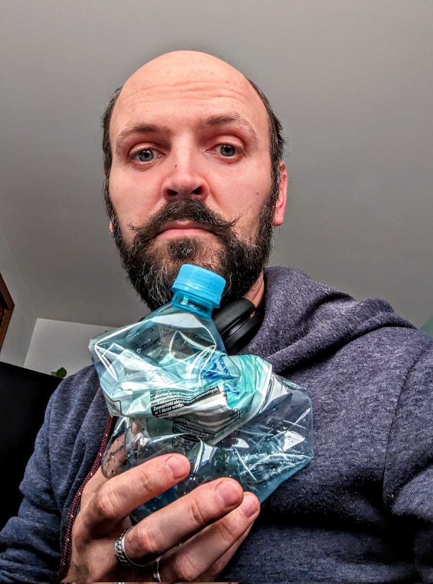 Debilotnik's tweet image. #PendantcetempssurFacebook 
J'ai 97 ans, j'ai réalisé cette sculpture en plastique pour mon anniversaire, mais je suis triste parce que personne ne l'aime 😔