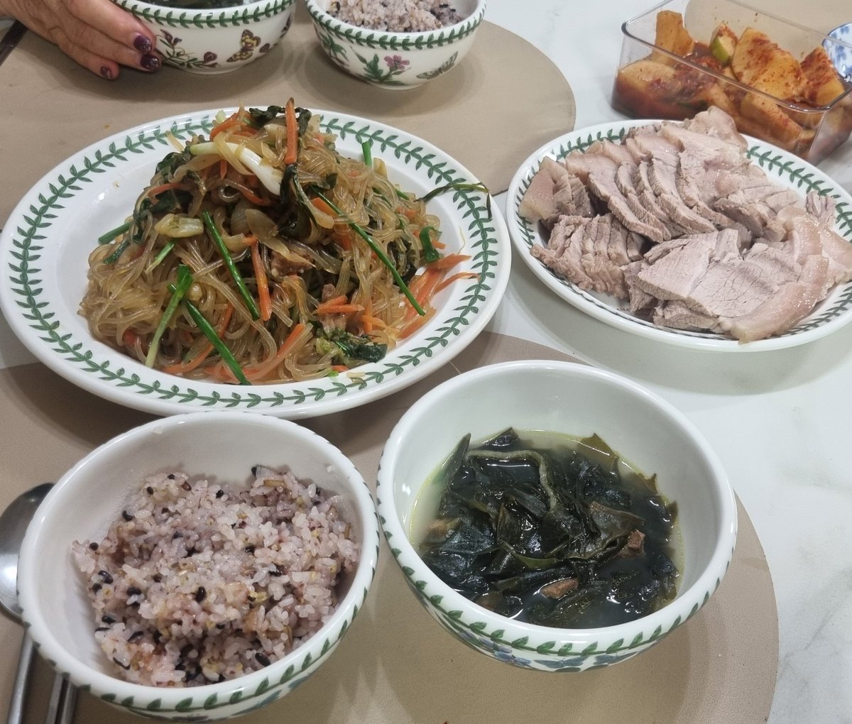 aromapi333's tweet image. 아빠가 안계신 내 생일은 처음이라.. 눈물이 날것 같아서 꾹 참고 밥만 먹었다. 아빠 많이 보고싶어요.