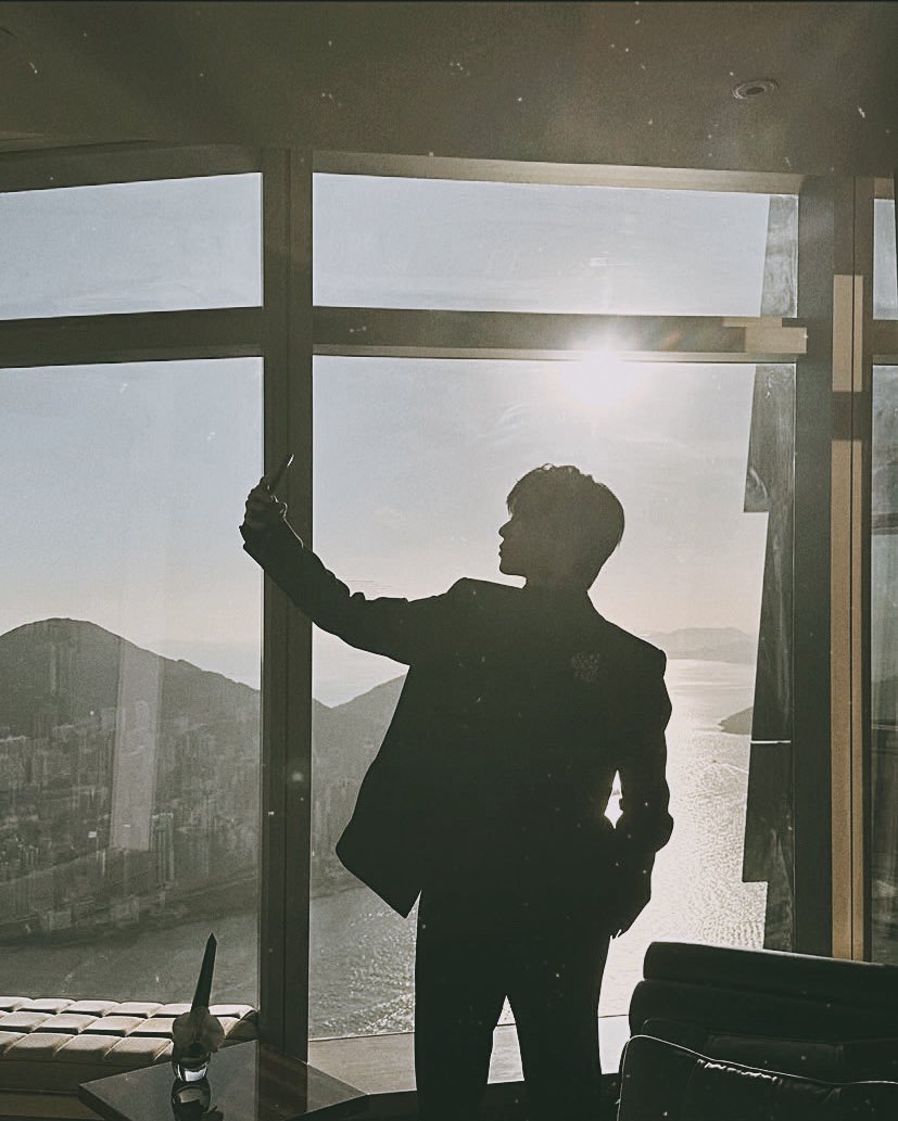 ddoyoungh's tweet photo. ᅠᅠ
ᅠᅠ
The view of the sunrise from the window is mesmerizing, as the first rays of light gently cross the horizon. Vibrant colors-soft hues of pink, orange, and lavender-gradually blend together, creating a mesmerizing canvas that seems to change with each passing moment. https://t.co/8SOPwNFj4R