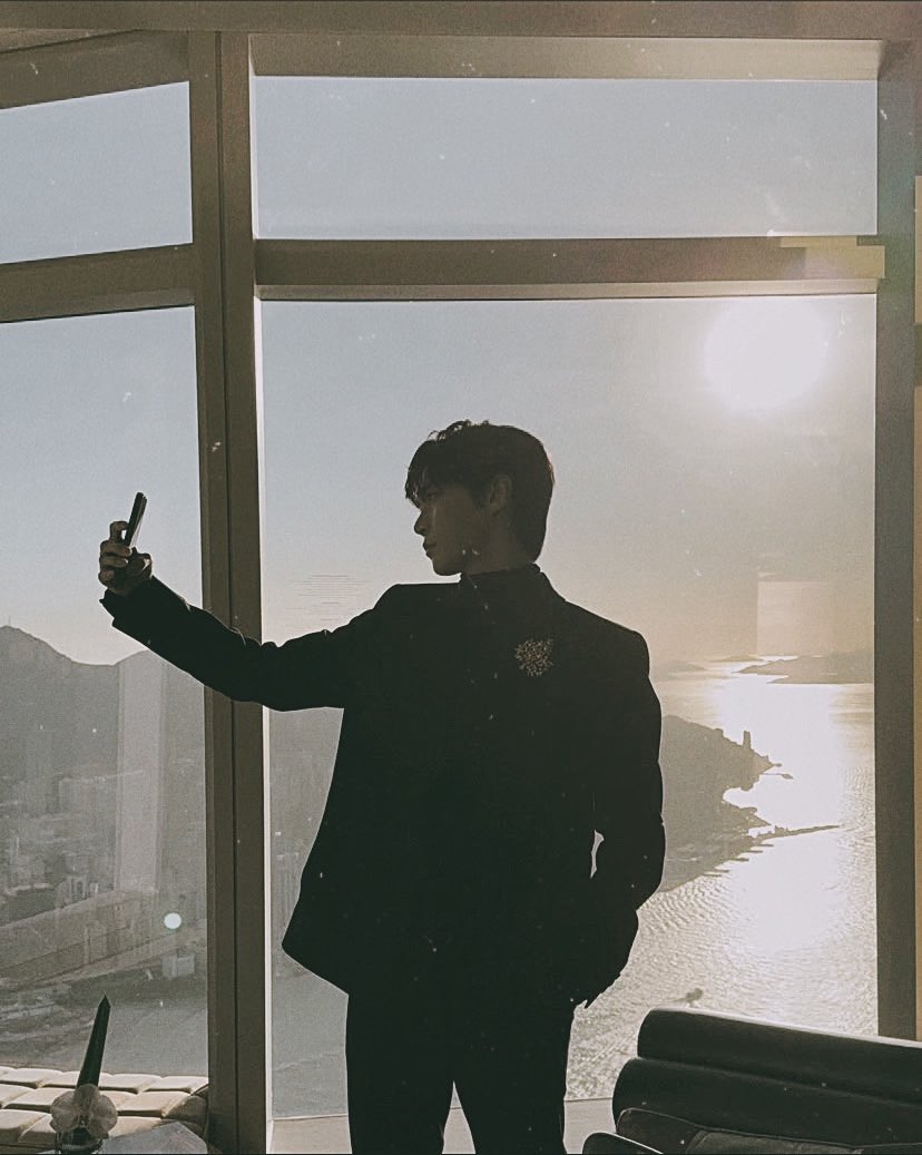 ddoyoungh's tweet photo. ᅠᅠ
ᅠᅠ
The view of the sunrise from the window is mesmerizing, as the first rays of light gently cross the horizon. Vibrant colors-soft hues of pink, orange, and lavender-gradually blend together, creating a mesmerizing canvas that seems to change with each passing moment. https://t.co/8SOPwNFj4R