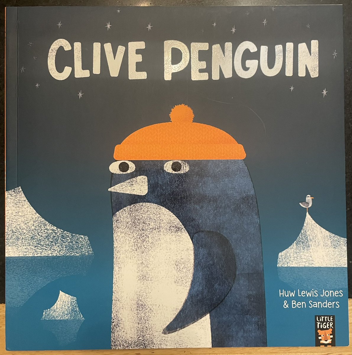 Suzy Senior (@suzy_senior) on Twitter photo If you’re wondering what day it is, don’t panic:
It’s International Birds in Hats Day! 😍
May have made that up, but either way, loving Hank Goes Honk by <a href="/mpowelltuck/">Maudie Powell-Tuck</a> and Duncan Beedie and Clive Penguin by <a href="/polarworld/">Dr Huw Lewis-Jones 🇦🇶</a> and Ben Sanders!
Thank you to <a href="/LittleTigerUK/">Little Tiger Books</a> for sending! If you’re wondering what day it is, don’t panic:
It’s International Birds in Hats Day! 😍
May have made that up, but either way, loving Hank Goes Honk by <a href="/mpowelltuck/">Maudie Powell-Tuck</a> and Duncan Beedie and Clive Penguin by <a href="/polarworld/">Dr Huw Lewis-Jones 🇦🇶</a> and Ben Sanders!
Thank you to <a href="/LittleTigerUK/">Little Tiger Books</a> for sending!