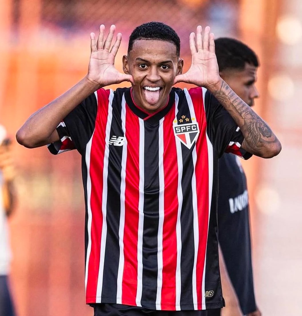 RogerioScarione's tweet photo. Coritiba deve apresentar a contratação do atacante Caio Matheus, de 20 anos, do São Paulo.

O atleta já está em Curitiba para realizar exames médicos e está acertando o empréstimo até o fim 2025.

Segundo o UOL, o São Paulo cogitou utilizar jogador na Copinha, porém Caio ficou fora da lista por opções técnica; o atacante tem dois jogos pelo time profissional, com um gol marcado e não recebeu mais oportunidades por problemas comportamentais.

🗞️ Nadja Mauad (GE)