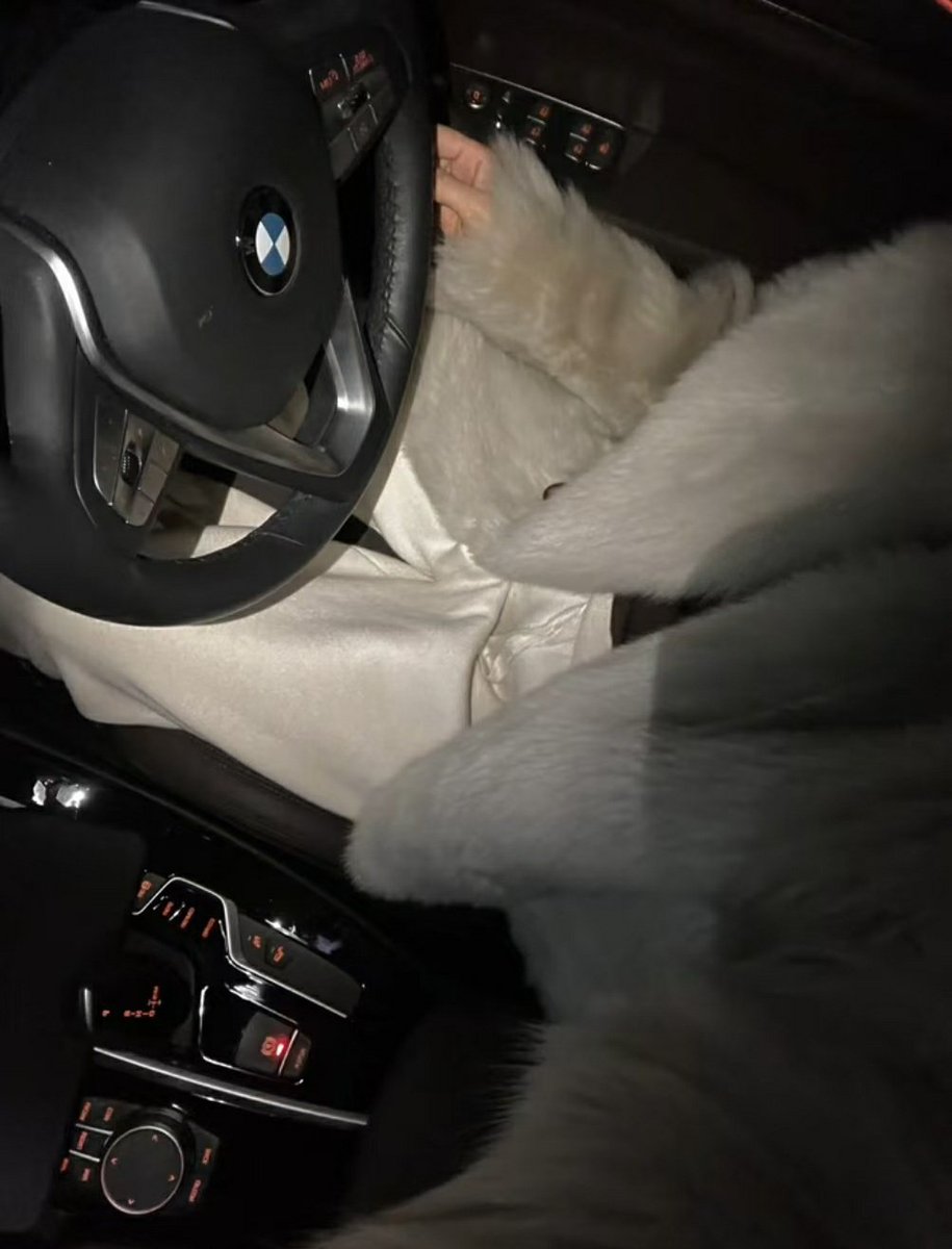 我今晚在学开车，猜到了吗哈哈，虽然我有驾照也有车，但已经几年都没开了，平时上班都是地铁，车子一直在车库里吃灰，开车水平基本是初学者水平，只敢晚上开开，因为路上人少🤤 https://t.co/rwEyzsroAs