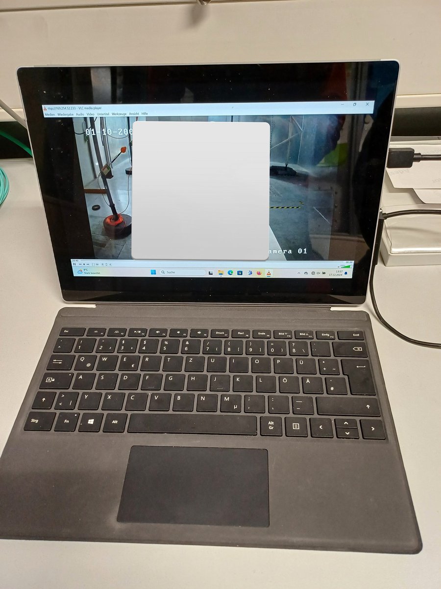 Das funktioniert über eine geschirmte Kamera, die per Lichtwellenleiter an einen Laptop angeschlossen ist.