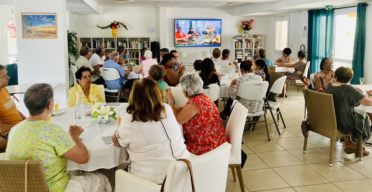 Nous clôturons l’année avec un délicieux #cocktail déjeunatoire. L’occasion de se replonger dans les #souvenirs des #animations passées au travers de la #rétrospective 2024 en vidéo. #mignardises #BienVieillir #Team974 #convivialité