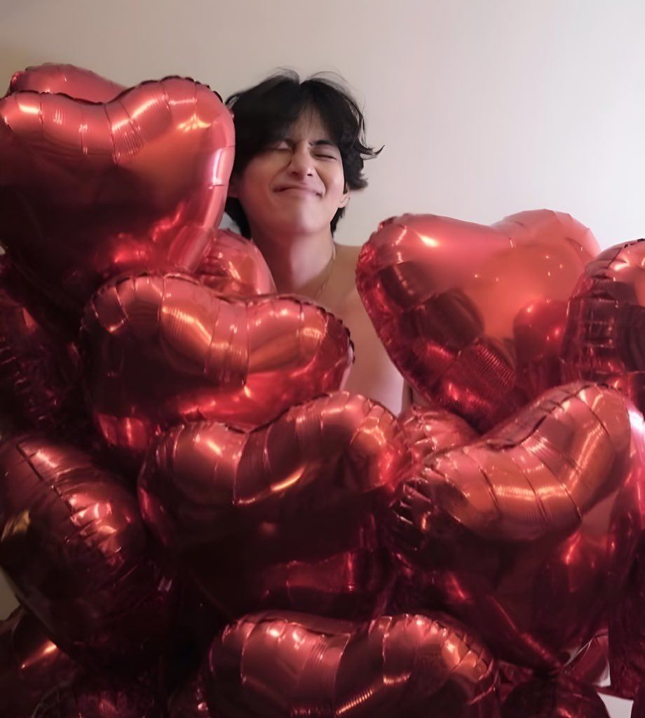 UKBTSARMATION's tweet photo. Happy 29th Birthday to our beloved Taehyung 💜

#HAPPYVDAY
#HappyBirthdayTaehyung https://t.co/jufyPDn30X