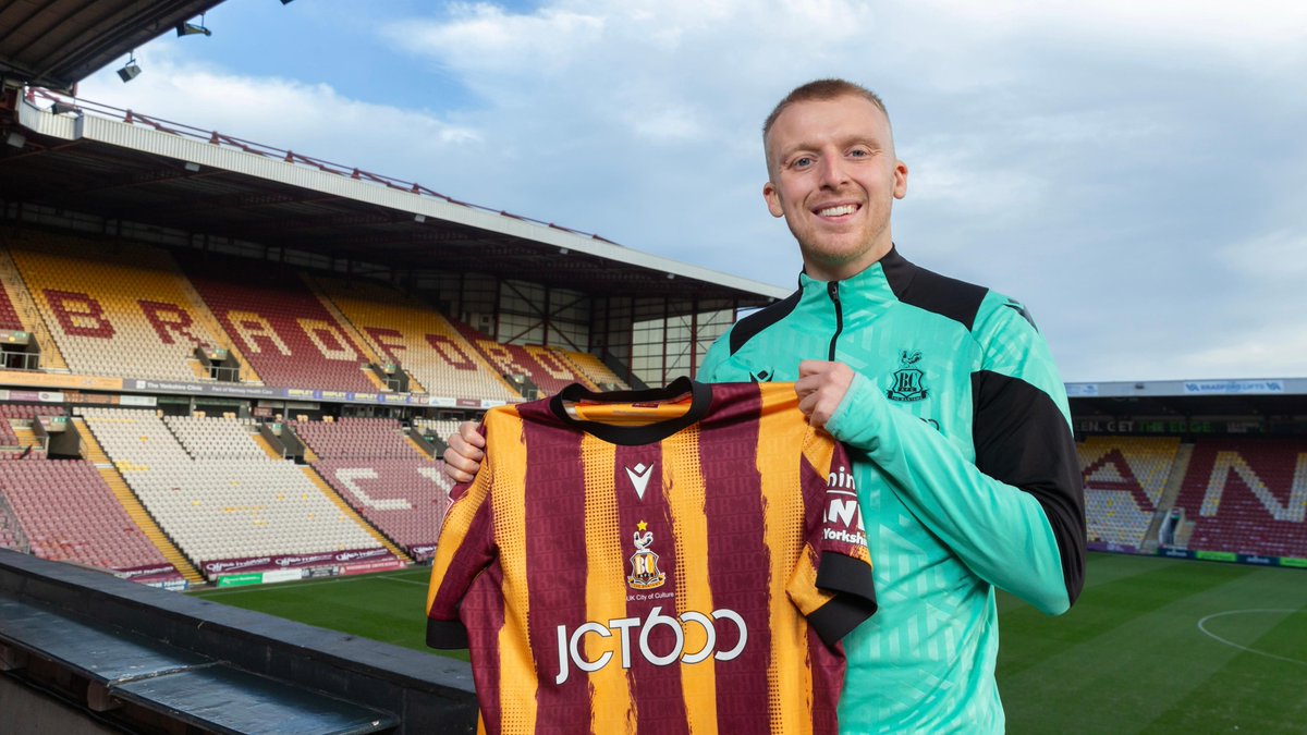 JamieRaynor's tweet image. 🚨 Confirmation, Bradford City complete the permanent signing of midfielder George Lapslie from Gillingham.

27-year-old signs a two-and-a-half year deal, officially starting from Jan 1st.

"I can't really believe my luck to have a side
this size come in for me."

#bcafc @BBCWYS