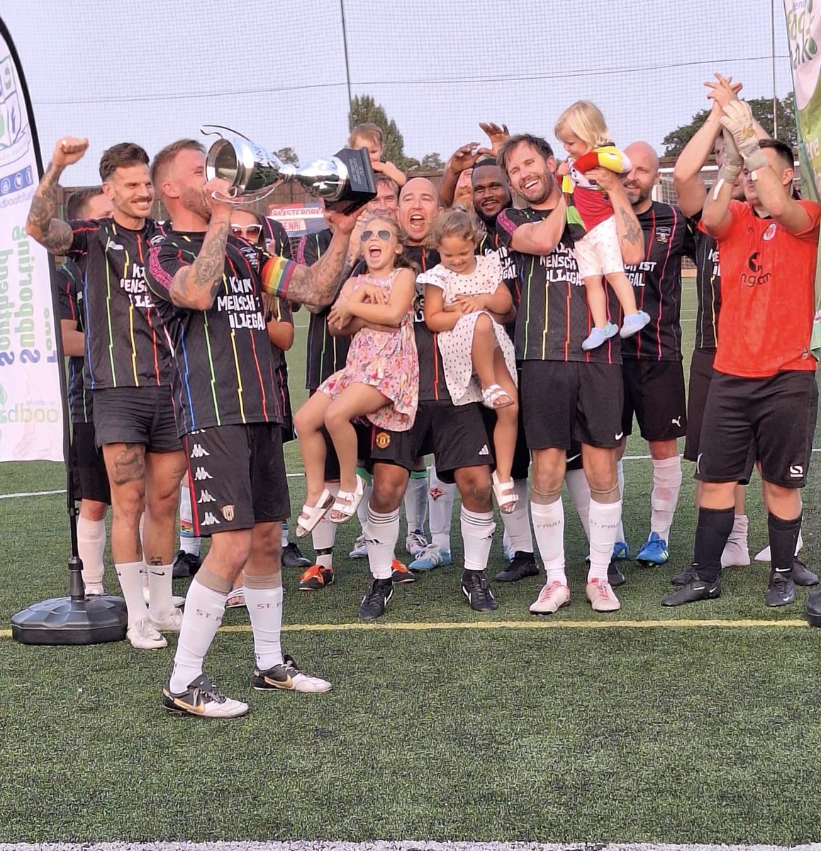Also in August the 4th edition of the #Southend Community Cup🏆 against <a href="/FarkeKnights/">The Farke Knight Rises 💛🖤</a> This time, we finally got our hands back on the trophy with a 1-0 win &amp; raised £400 for <a href="/SouthendFoodBan/">Southend Foodbank</a> 🏆🤎🤍🏴‍☠️
#fcsp