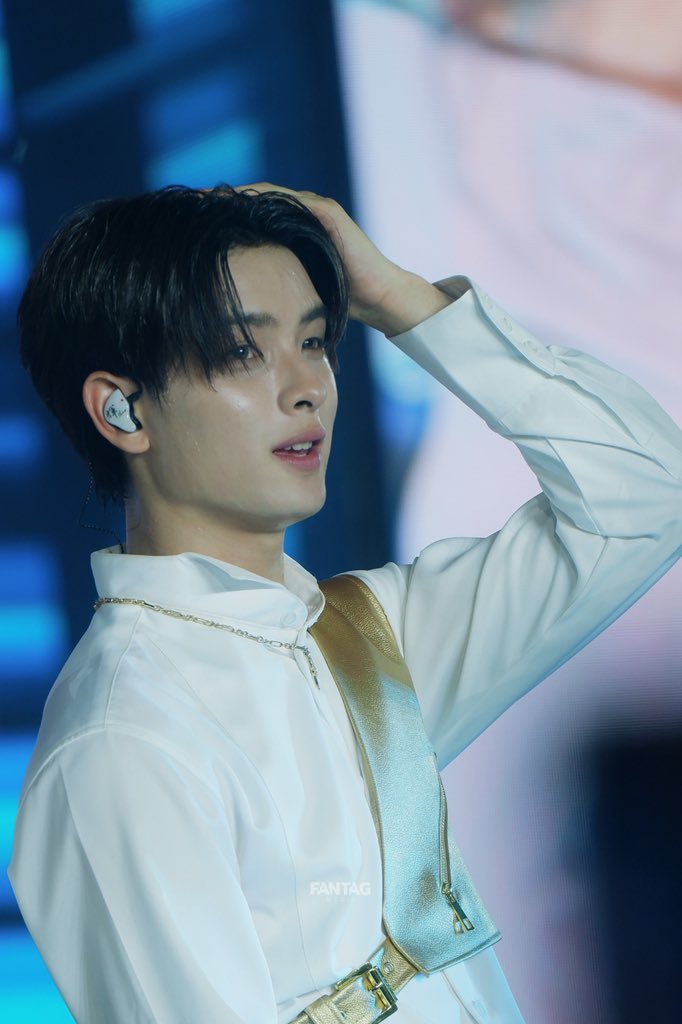 พี่ปอง โคตรจะหล่อ

#BUSCOUNTDOWNatICONSIAM
#KHUNPOL #BUSxICONSIAM