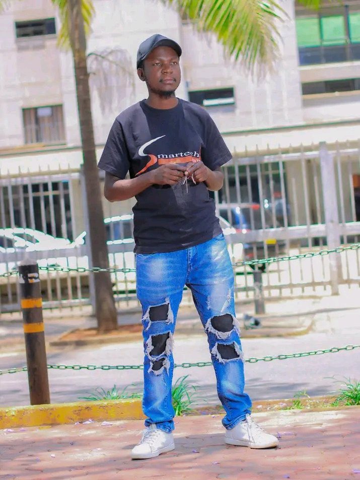 BLOGGER ABDUCTION ALERT ‼️ 

Facebook name: dblogger oyiengo 
Real name: Dennish Oyiengo 
Residence: Lucky Summer Estate 

Details: 

Four armed officers operating with double cabin Toyota, broke into his house and picked him up. Drove off to the direction of Kasarani. 

Number: