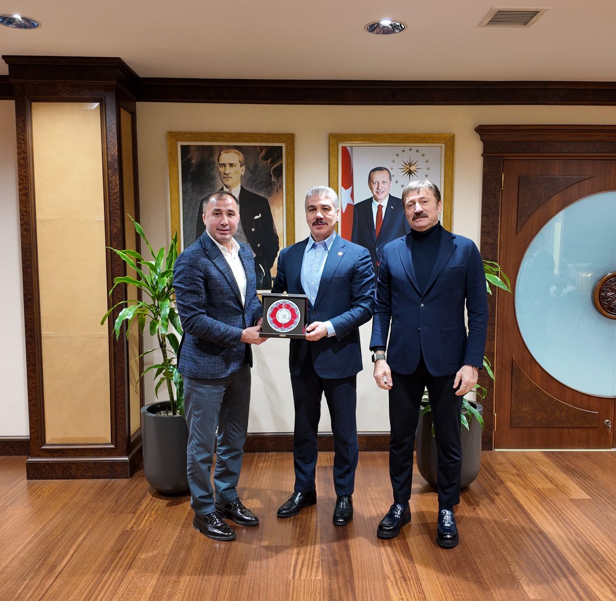 cuneytyuksel_'s tweet photo. 📍Bahçelievler Belediyesi

Belediye Başkanımız @DrHakanBahadir’ı ziyaret ederek ilçemizde yapılan çalışmalar hakkında istişarelerde bulunduk. 

Ziyaretimizde bulunan Türkiye Judo Federasyonu Başkanı Sezer Huysuz ile Bahçelievler Belediyemiz nezdindeki judo faaliyetlerini değerlendirdik. 

Spora ve sporcuya her daim destekleri için Belediye Başkanımıza teşekkür ediyorum. 

@BahcelievlerBel 
@turkjudo 
@shuysuz