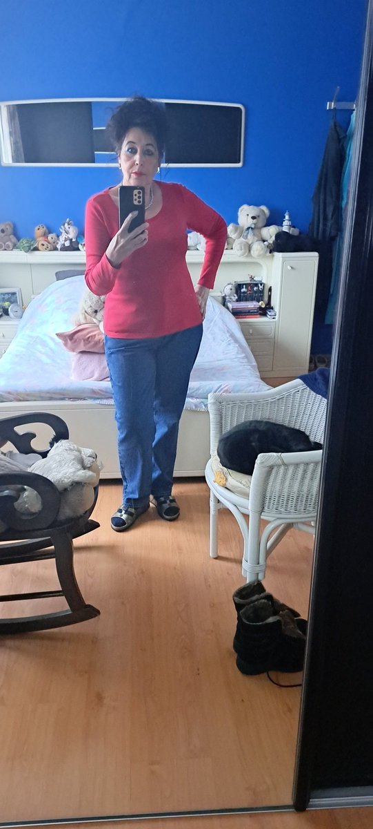 VCabuy's tweet photo. Groceries, no shopping! En dat doe ik in de #outfitoftheday #blue #red #redandblue #jeansHemalastyear #TshirtMS #cardiganOnly #skarfVeritas #all20yo Nice last '24 days 🥰 https://t.co/aZBub5IngU