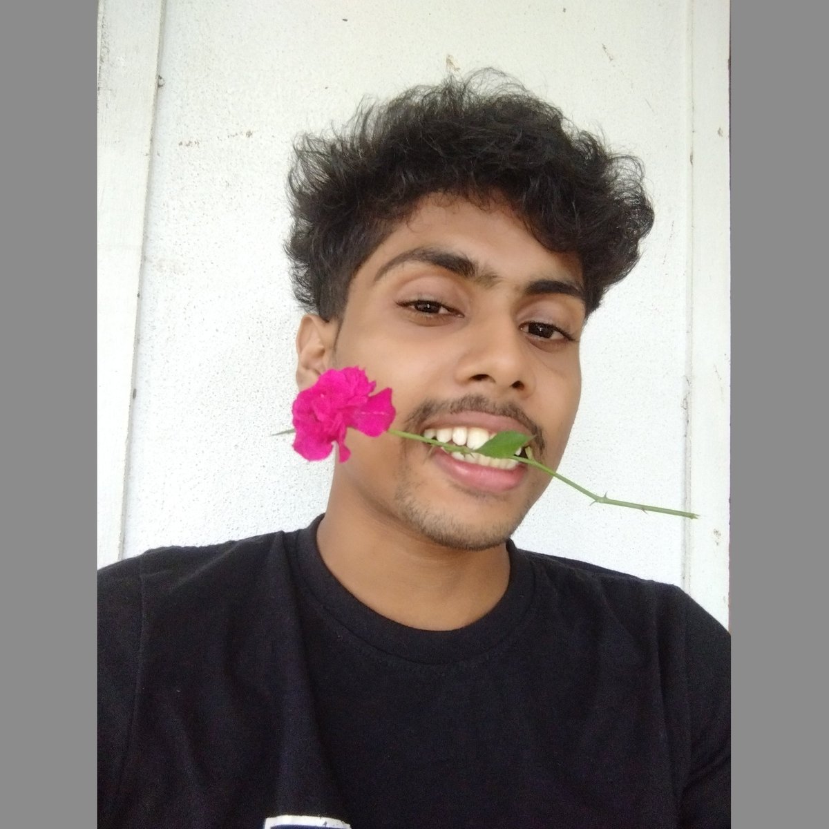 මේ මල ඔයාට අරං කන්න,, නැත්නම් මම කනවා 😋😋