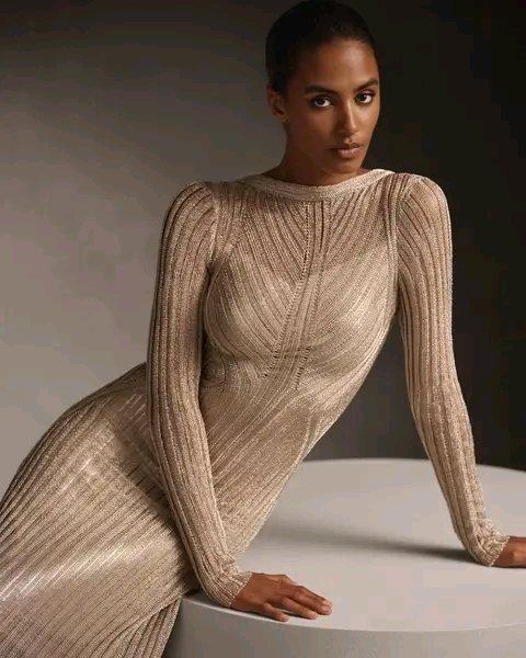 OoroGeorge's tweet image. Debuted for @RalphLauren evening, this sinuous metallic gown is defined by its tactile shine—achieved with a traveling rib technique done in Italy.

Shop the Metallic Sweater Evening Dress and more #RLCollection eveningwear: rlauren.co/RLHoliday24-FB 

#RL888