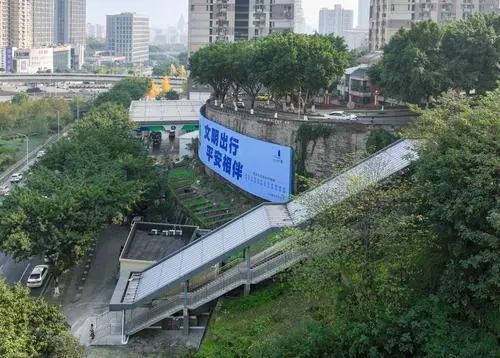 ElevatorWorld's tweet image. A recent upgrade including a new #walkway and #escalators at Zhengjia Yuanzi Station of #CongqingRailTransit Line 3 in #Chongqing, #China, has greatly improved #accesibility for local residents, @iChongqing reports. (image via IChongqing) buff.ly/3W1yWU1