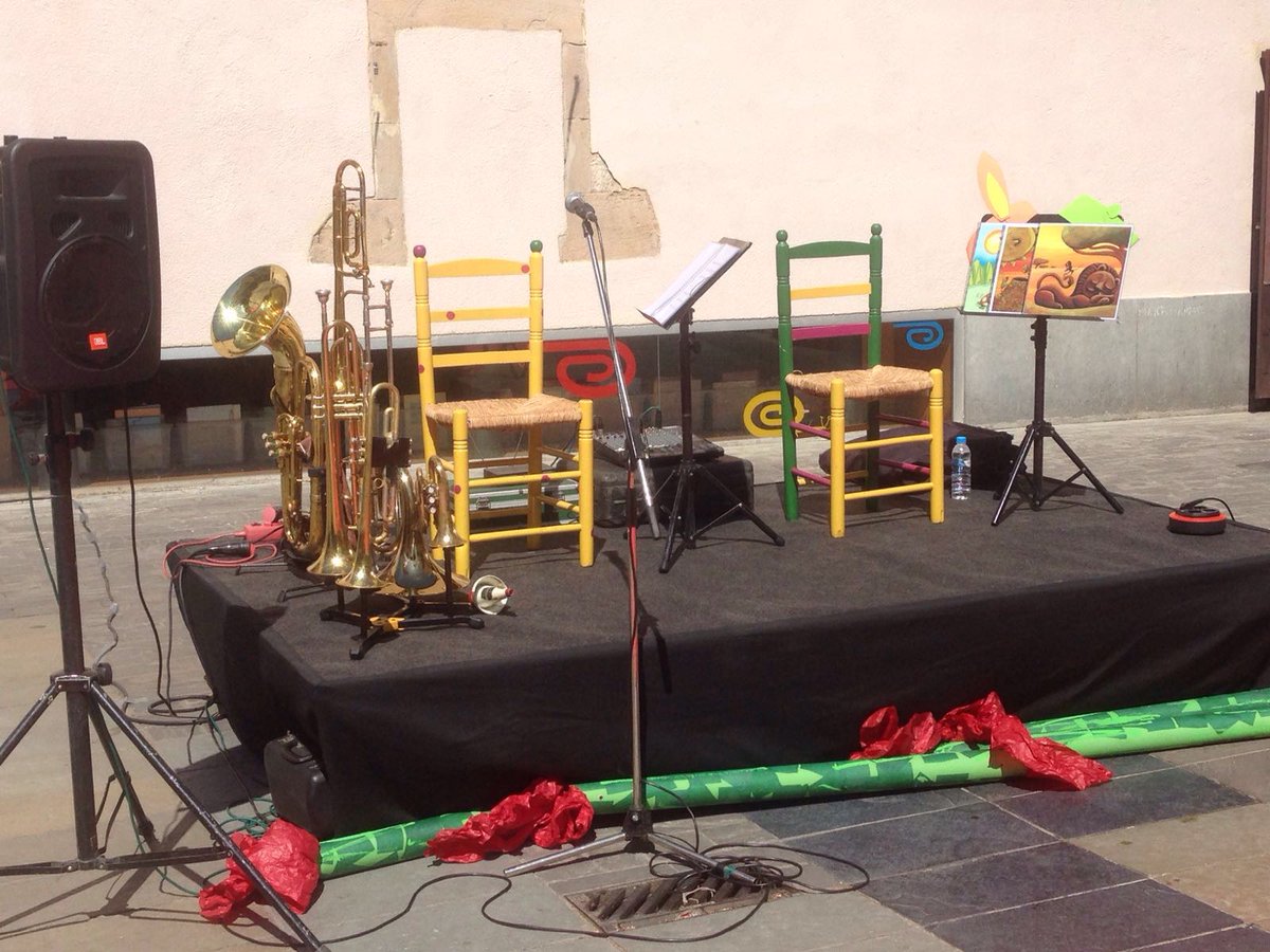 Molt bona entrada d'any!! Esperem poder omplir les vostres escoles, auditoris, parcs, centres cívics, festes majors, biblioteques..., amb les nostres músiques i les nostres històries durant tot el 2025!!
La il·lusió mai ens faltarà!! 
#concertsescolars  #músicaenfamília