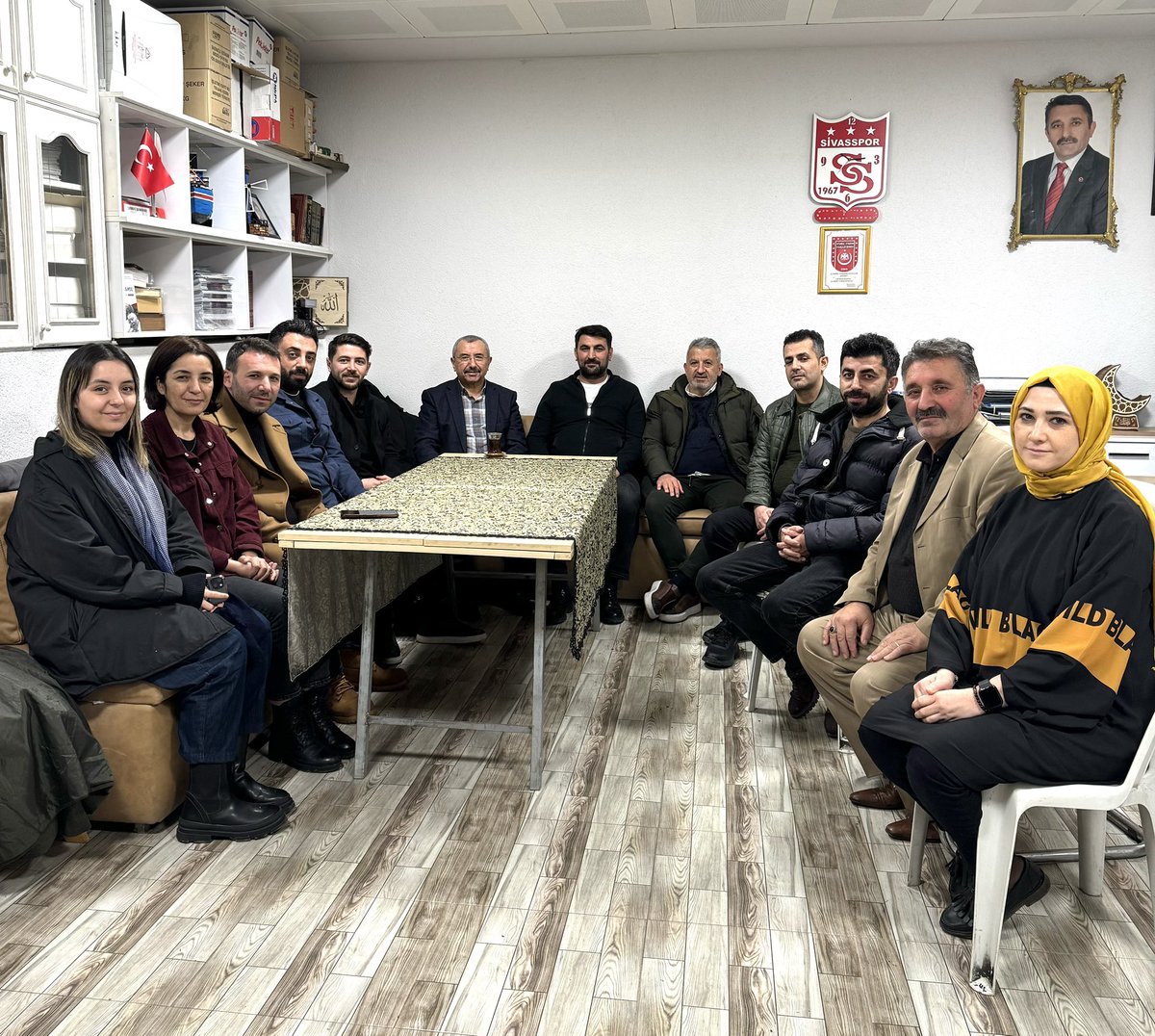 “Çay koy geliyorum; Çayı koydum bekliyorum”

Ataşehir’de değerli komşumuz <a href="/fatihakinnci/">Fatih</a> nın çay davetine icabet ettim, siyasette yol arkadaşlarımızla buluşarak sohbette bulunduk. Bizlere ev sahipliği yapan Fatih Akıncı beye misafirperverliğinden dolayı çok çok teşekkür ederim.