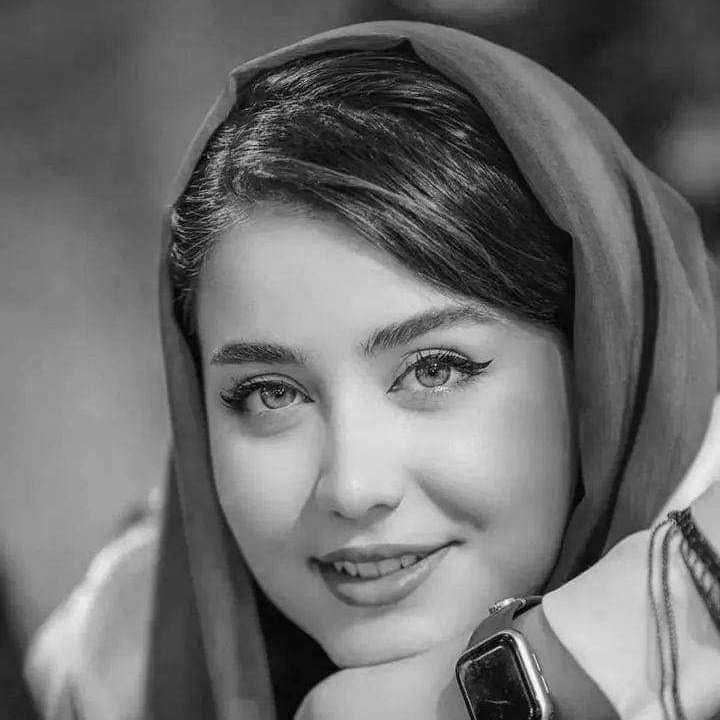 ادعي البــــــــاري تجمع بينا القسمة
وبريتـــــــــي تمر انفاســــچ النسمة

وآكل من اديــــــچ الدايت بالوجبات
وأنسى المندي واترك وجبته الدسمة

واصفن عالملامــــــح صفنة التمثال
اعاين للجفن ولكحـــــــــلته ورسمه

عيــــونچ والشفايف سوه مبتسمات
وحتى الگذلة احسها بعيني مبتسمة

🌹