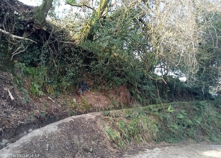 Ainda que deberían formar parte do patrimonio natural, as canles de rega non son figuras do DPH, pero sí suxeitas a un condicionado no uso da auga. Cada vez menos presentes, seguen a moldear a paisaxe rural.